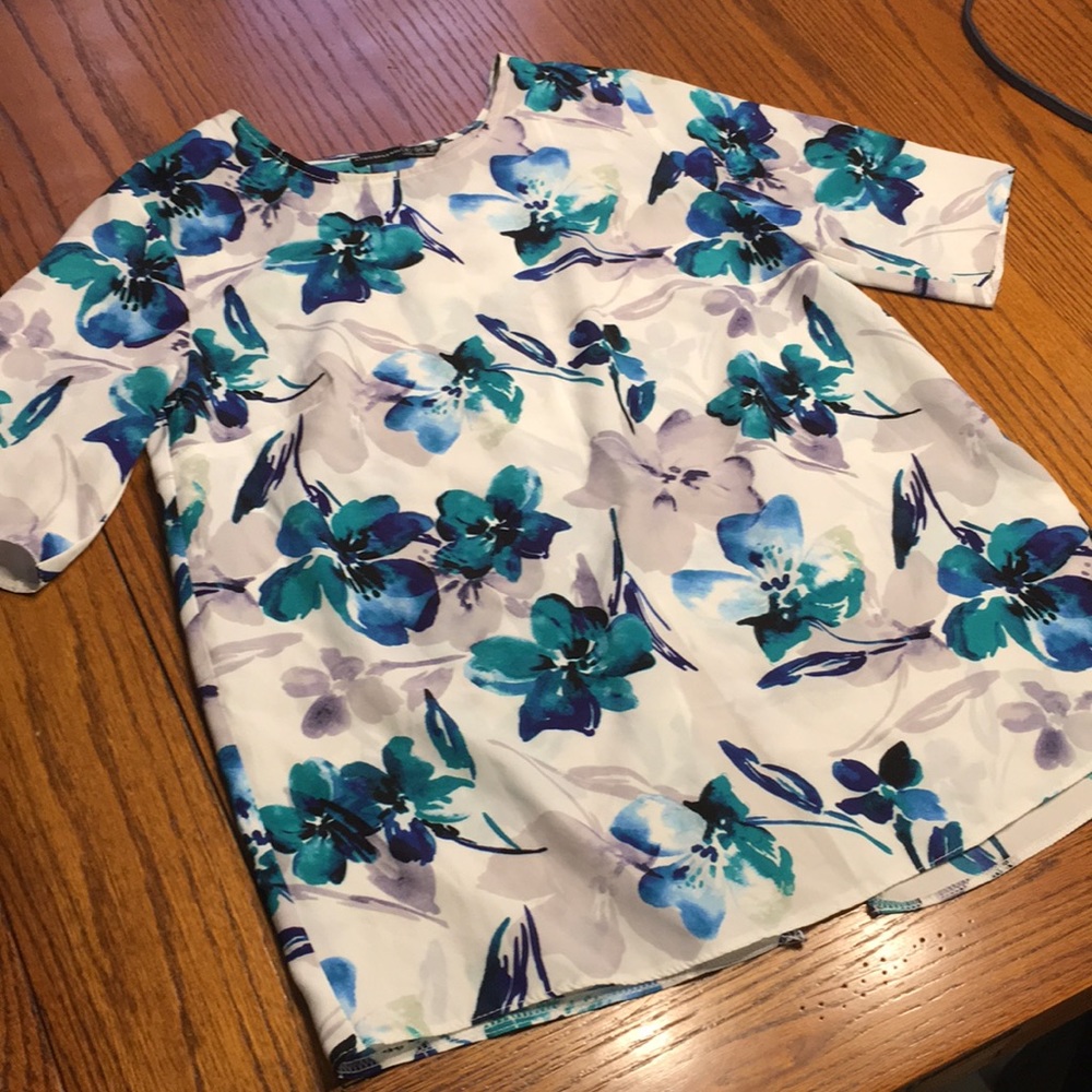 Atmosphere blue and white flower top